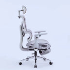 Profil d'une chaise ergonomique blanche de télétravail avec accoudoirs ajustables et dossier en maille.