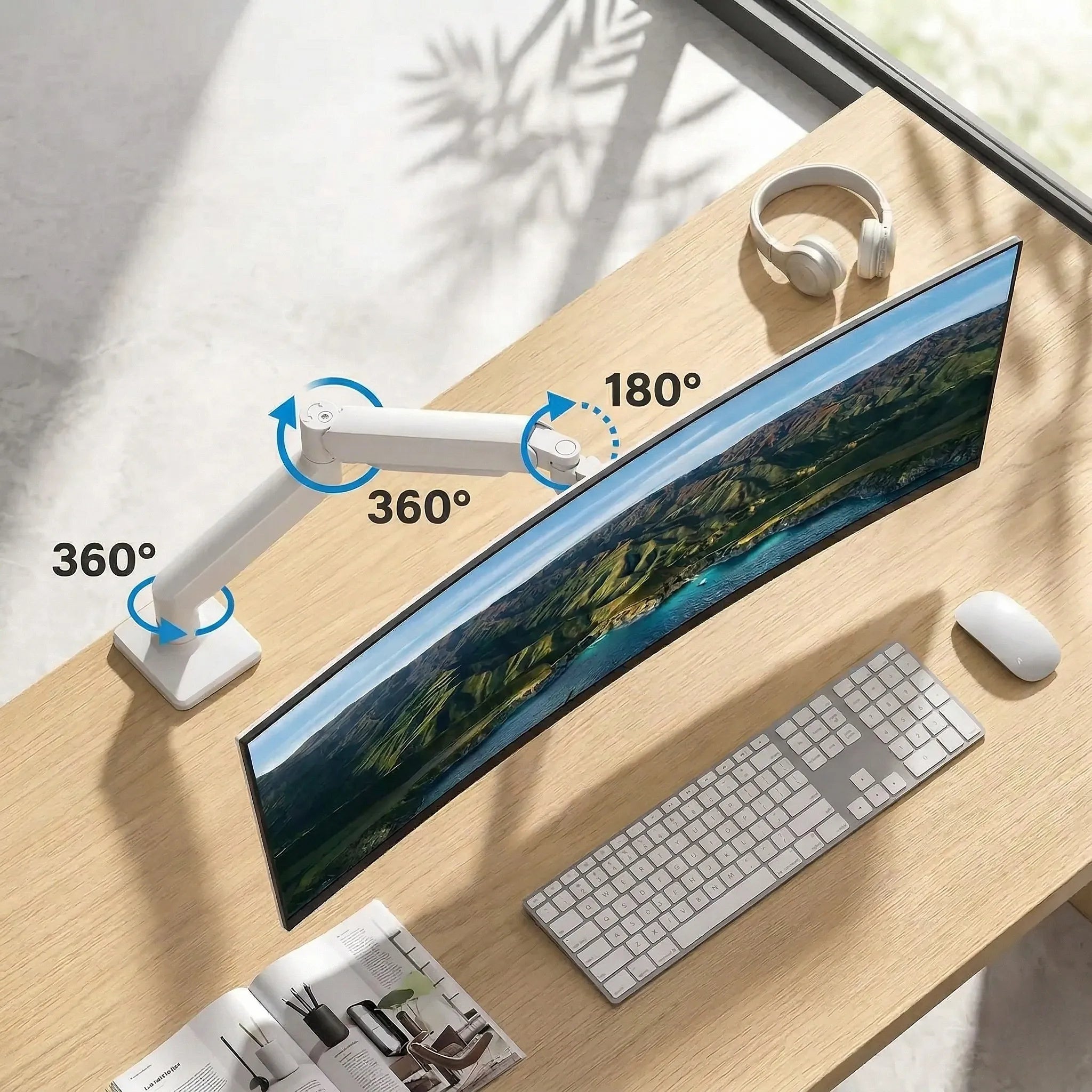 Vue de dessus d'un bureau avec un grand écran monté sur un bras articulé blanc, indiquant les axes de pivotement à 180 et 360 degrés.
