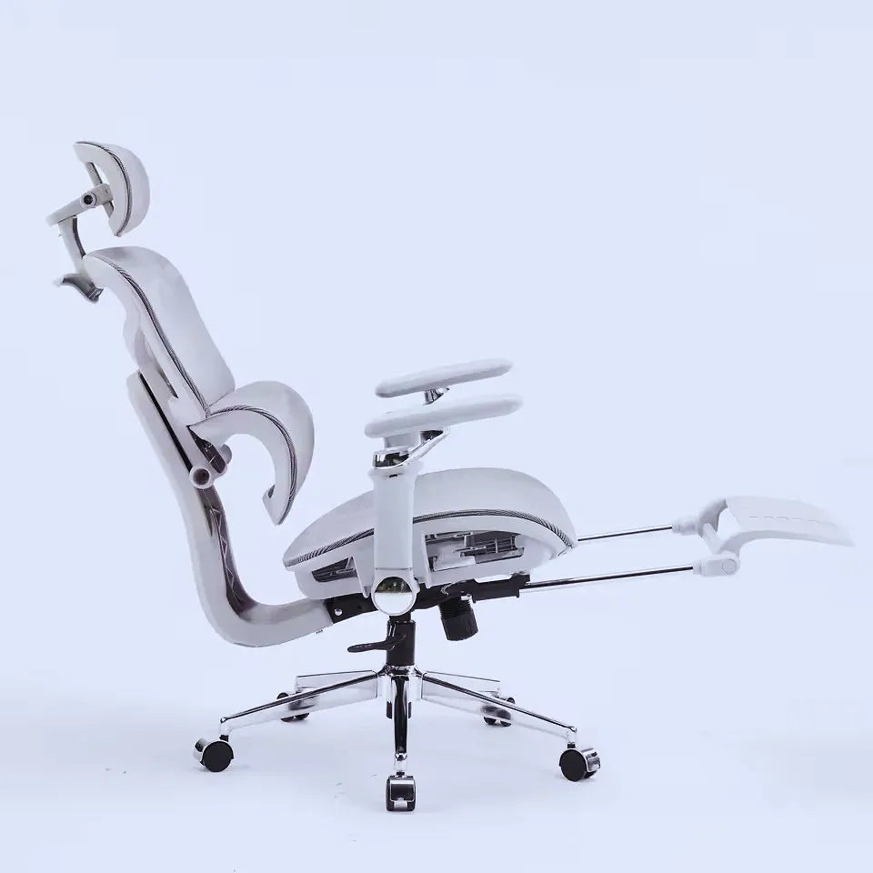 Profil d'une chaise ergonomique blanche de télétravail avec accoudoirs ajustables et dossier en maille.