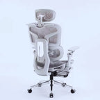 Chaise de travail ergonomique blanche vue de trois quarts arrière avec base chromée et roulettes silencieuses.