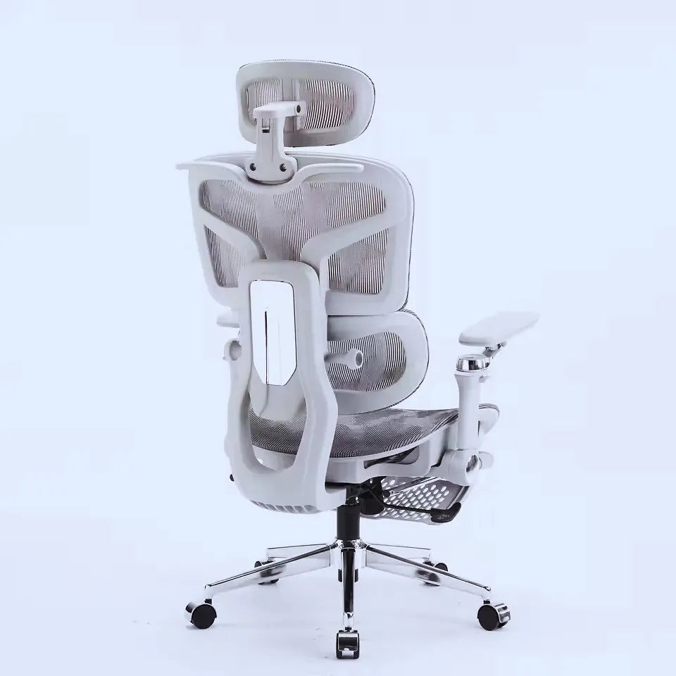 Chaise de travail ergonomique blanche vue de trois quarts arrière avec base chromée et roulettes silencieuses.